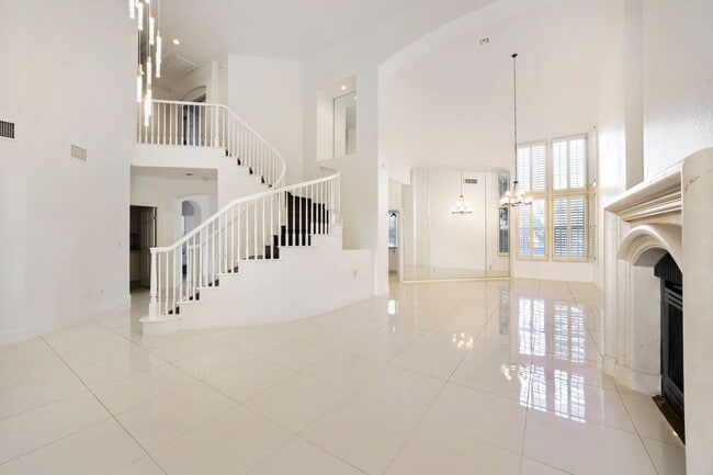Photo - 5 Bedroom Luxury Home In Peccole Ranch!