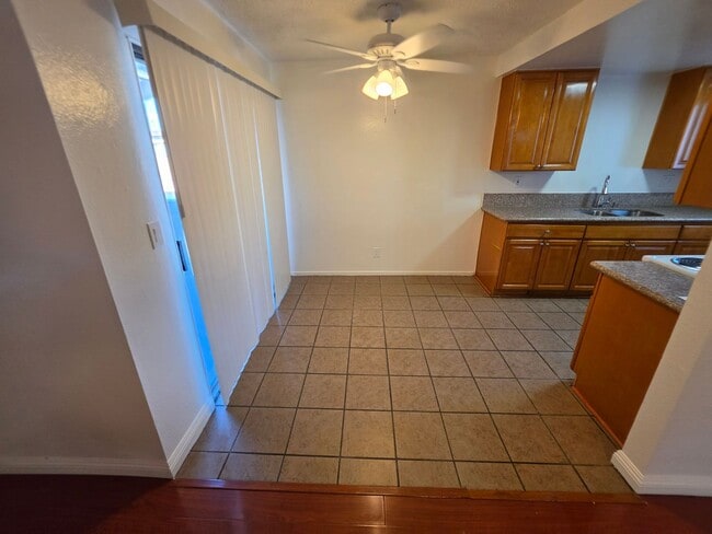 2703 E 57th St Unit 4