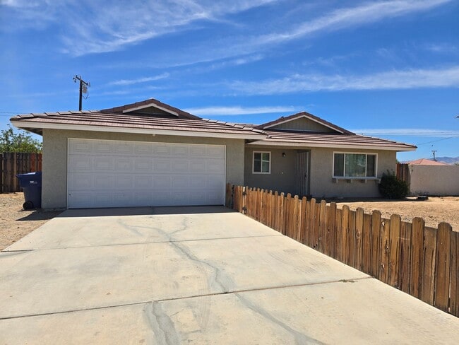 Building Photo - For Rent in California City – 3 Bed / 2 Ba... Rental