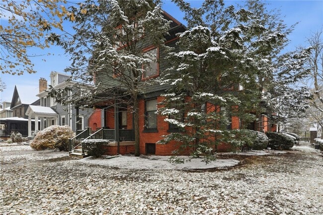 Photo - 98 Barrington St