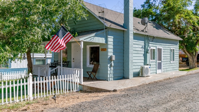 Building Photo - Updated 2 Bedroom 1 Bath Home