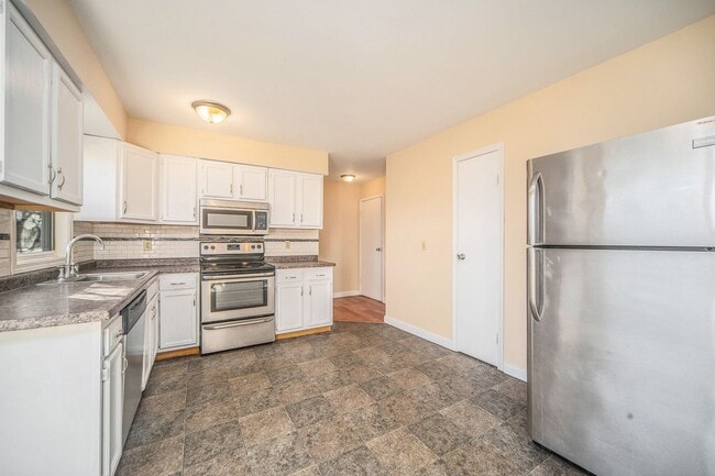 Modern 3BR Duplex – Just $1450! Security D... - Modern 3BR Duplex – Just $1450! Security D... Townhome
