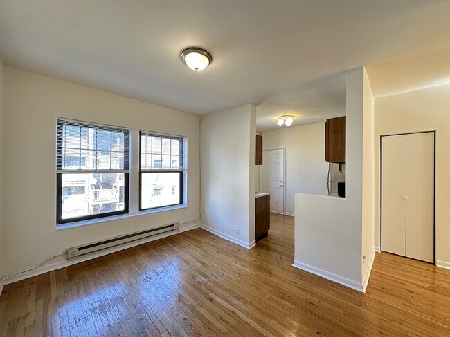 Photo - 700 W Cornelia Ave Unit J06W