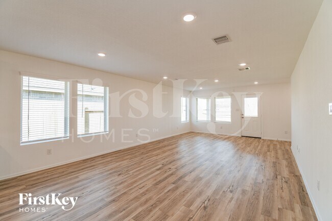 Photo - 456 Maple Bnd Ln