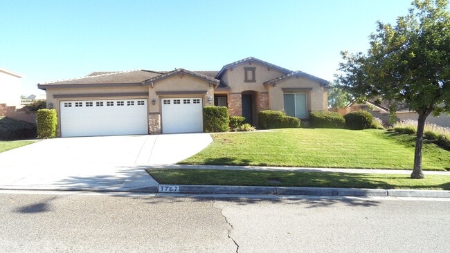 Single Story 4 BR 2.5 BA Home On Cul-de-s... - Single Story 4 BR 2.5 BA  Home On Cul-de-s...