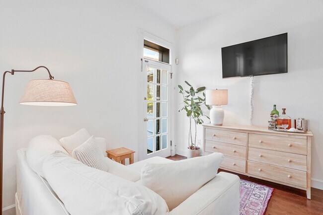 Building Photo - Kalorama Apartment – Renovated One-Bedroom with Private Balcony