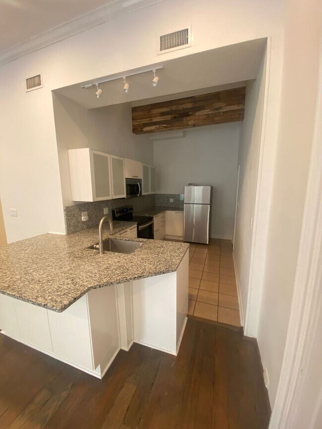 3 BR/2 BA Apartment above Hyman's Seafood Condo for Rent in