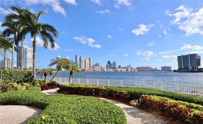 Building Photo - 3530 Mystic Pointe Dr Unit 506