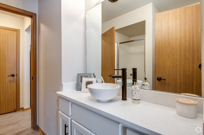 2 BR, 2 BA - 1,100SF