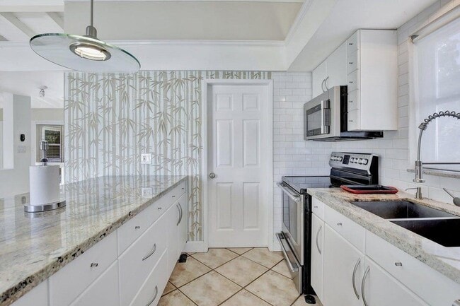 Photo - 1733 SW 5th Ct