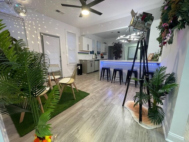 Building Photo - 2462 Hale Ave