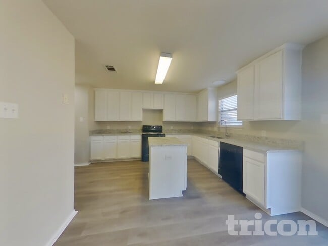 Photo - 5033 Meridian Ln