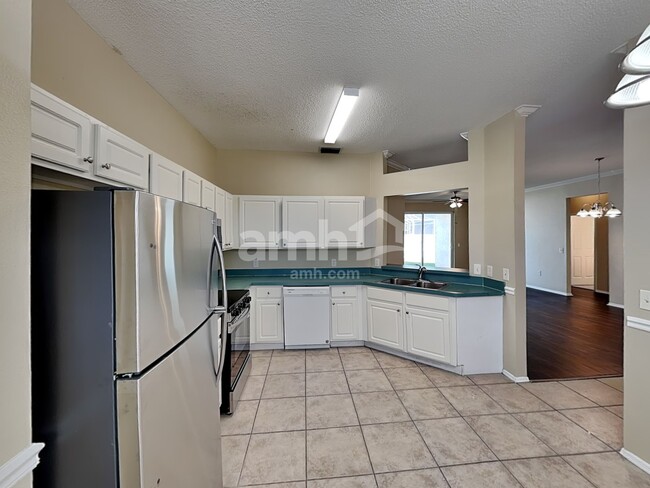 Photo - 823 Springwood Cir