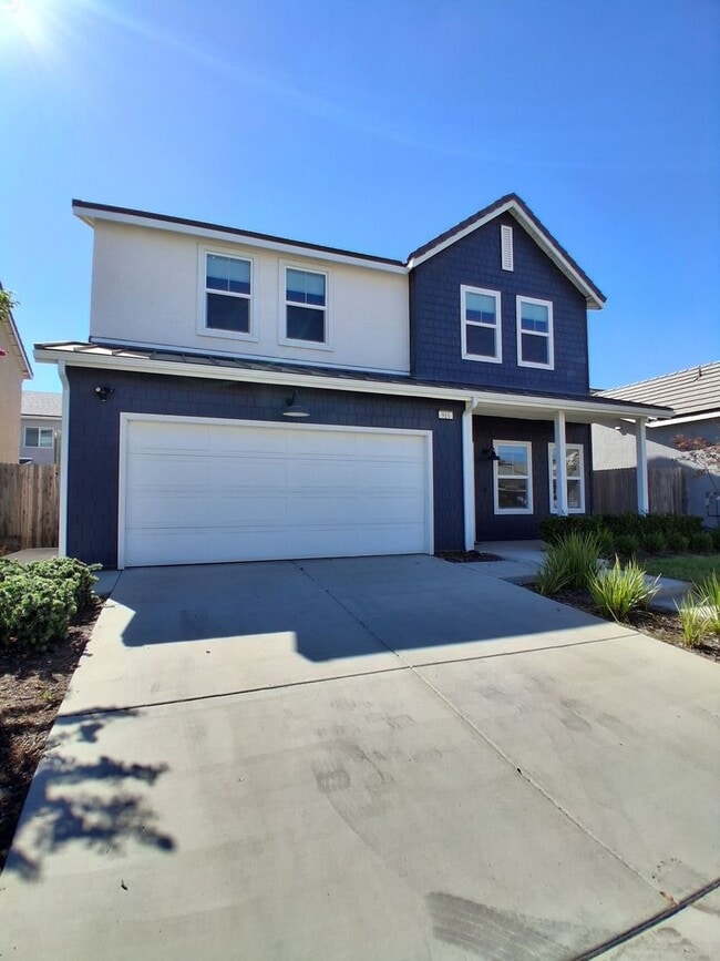 911 Blue Oak Lane W