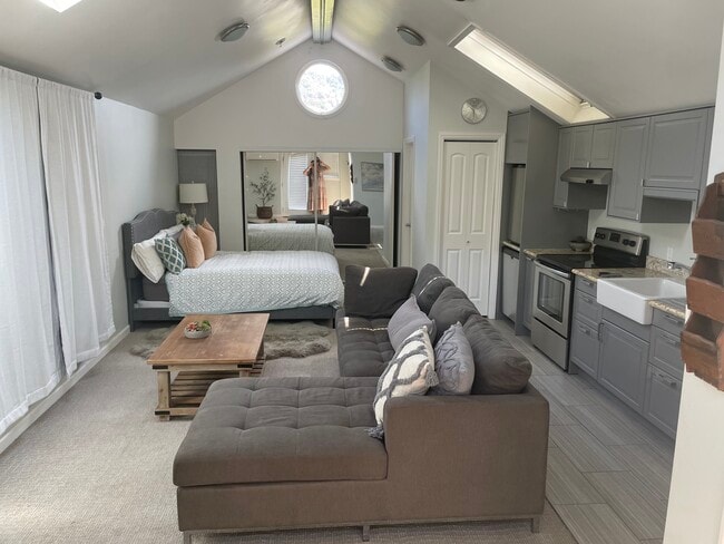 Building Photo - 1715 Lincoln Ave Unit Sudio