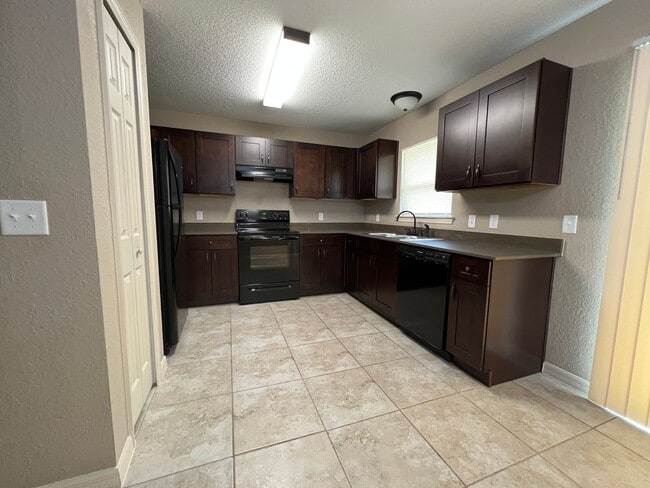 Photo - Charming 3-Bedroom, 2-Bathroom Single-Family Home in Ocklawaha!