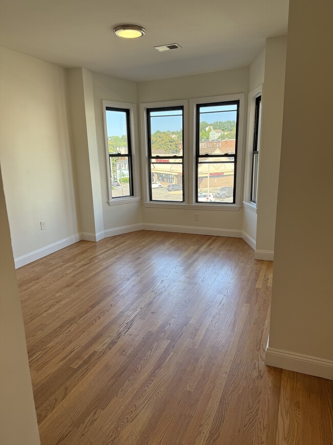 Living Room - 1905 Columbus Ave Unit Apt 3