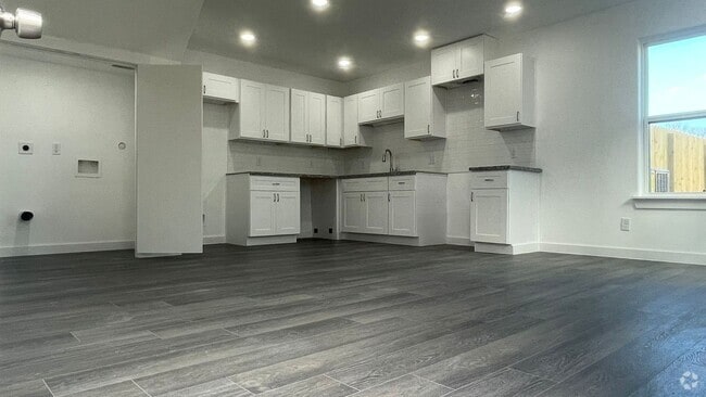 Building Photo - Beautiful house, perfect for families!!