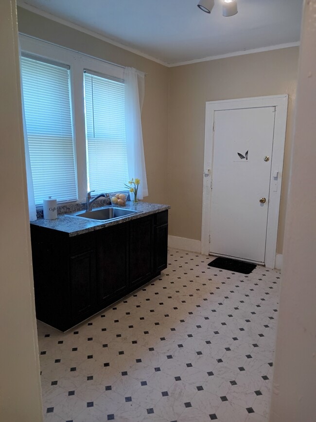Building Photo - 568 Lakewood St Rental
