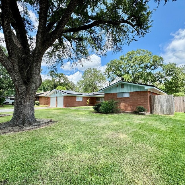 Building Photo - 1701 Gillette St Rental