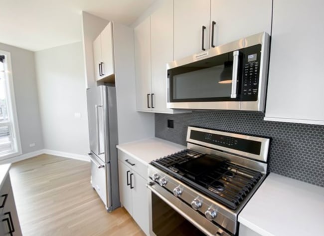 Photo - 1050 W Cornelia Ave Unit 402