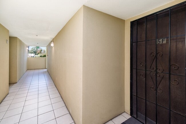 Photo - Beautiful Bankers Hill 2 bedroom condo Unit 5F