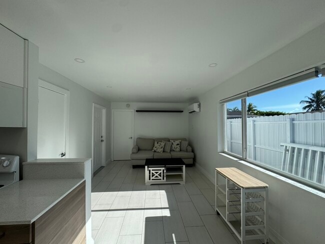 Building Photo - 2415 Thomas St Unit B Rental