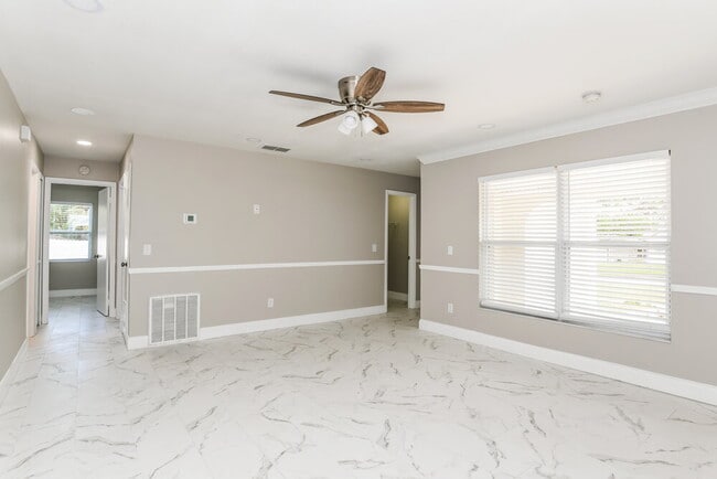 Photo - 206 Loch Low Dr