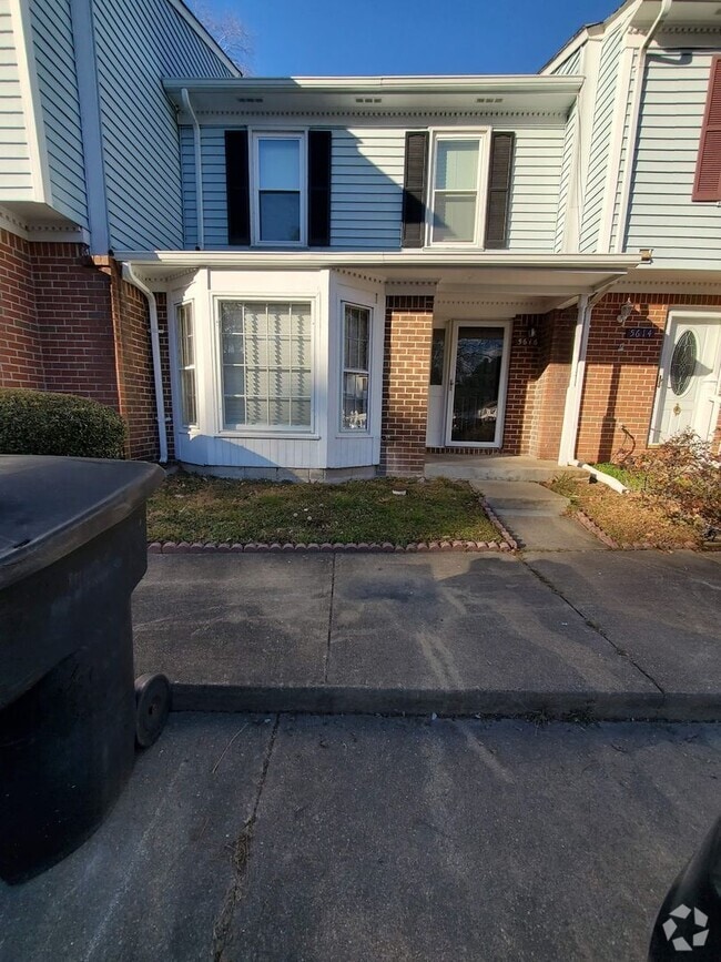 Building Photo - Two Bedroom Townhome in Churchland!