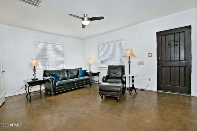 Photo - 1919 W Earll Dr