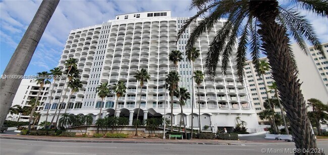 Building Photo - 5401 Collins Ave Unit 1111