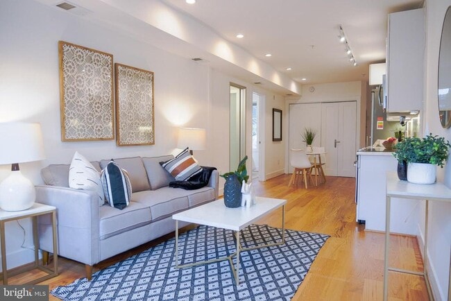 Building Photo - 1209 G St SE Unit 1 Rental