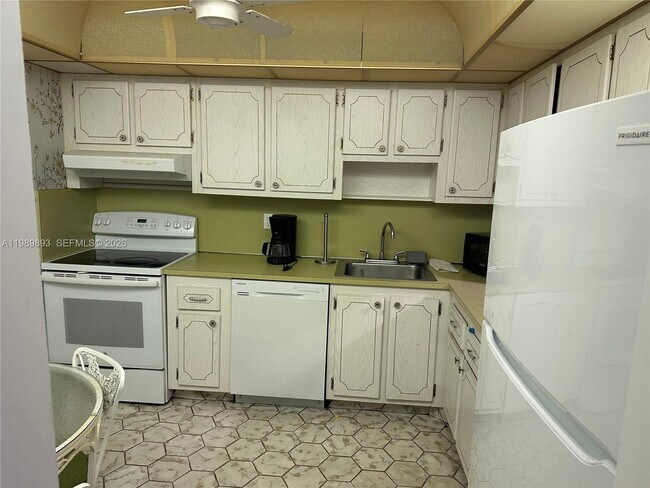 Photo - 410 SE 2nd St Unidad 118