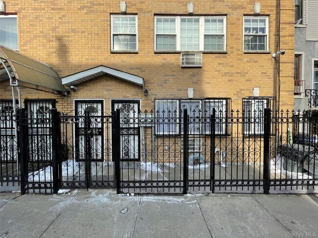 Building Photo - 1031 Halsey St