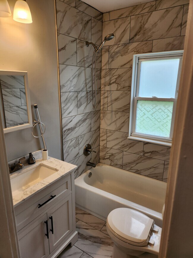 bathroom - 1239 Franklin St