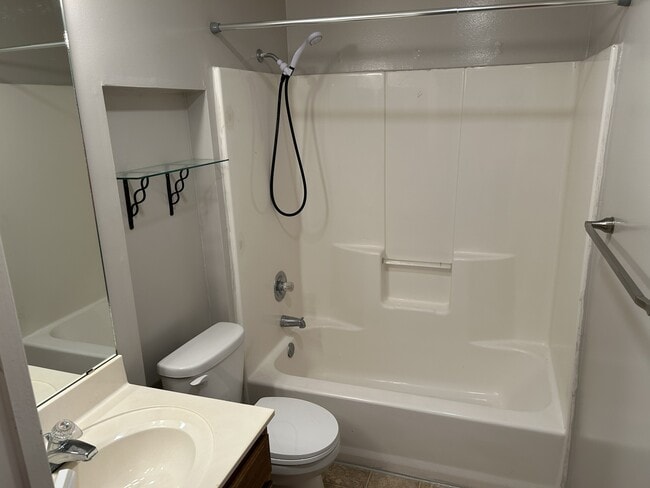 Hall bath - 110 Vixen Cir Unit Apt. E