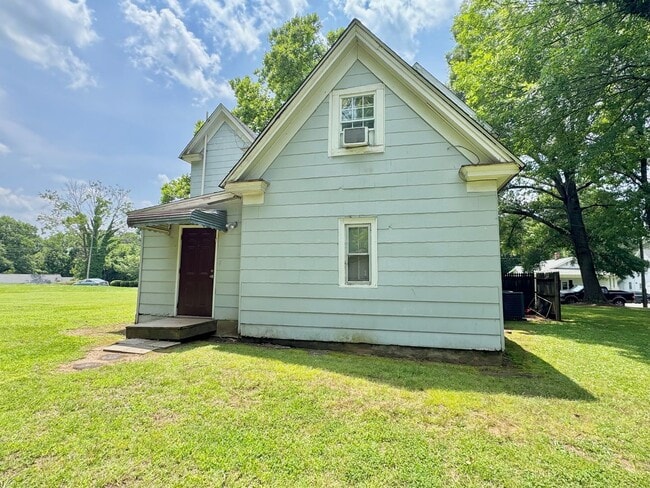 WATER & SEWER INCLUDED!! - WATER & SEWER INCLUDED!! House