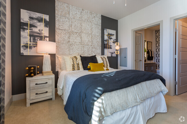 1BR, 1BA - 706 SF
