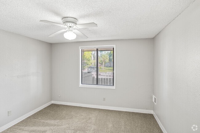 1BR, 1BA - 576SF - Bedroom
