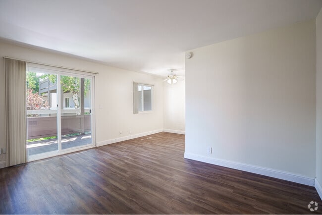1BR, 1BA - 660SF with walk in closet - Living Area - Bayfair