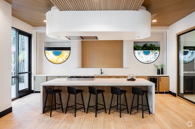Casa club con cocina y sala de estar