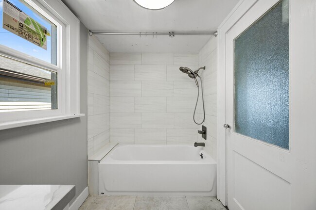 Photo - 4525 5th Ave NE Unidad 1A