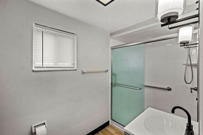 Photo - MOVE IN SPECIAL! SCORE HALF OFF 1ST MONTH'...