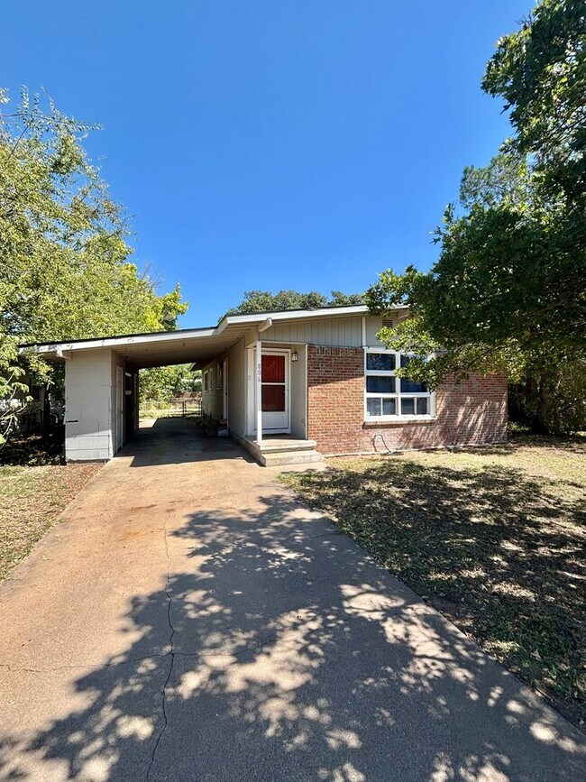 NOW AVAILABLE - 3 Bedroom home! - NOW AVAILABLE - 3 Bedroom home!