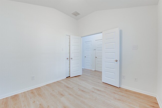 Photo - 2410 Lakecrest Town Dr