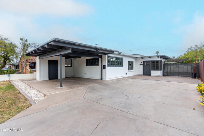 Photo - 1610 W Wilshire Dr House