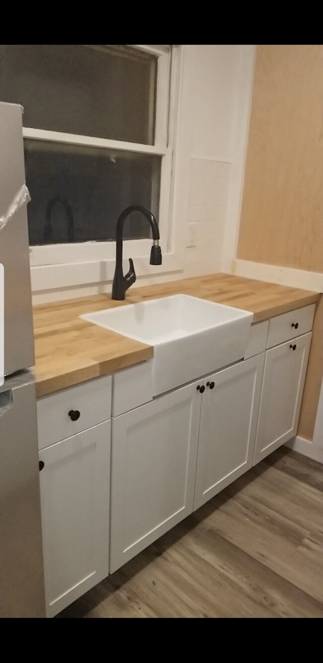 Kitchen w/Farmhouse Sink - 6C Marlyn Dr Apartments Unit 6C