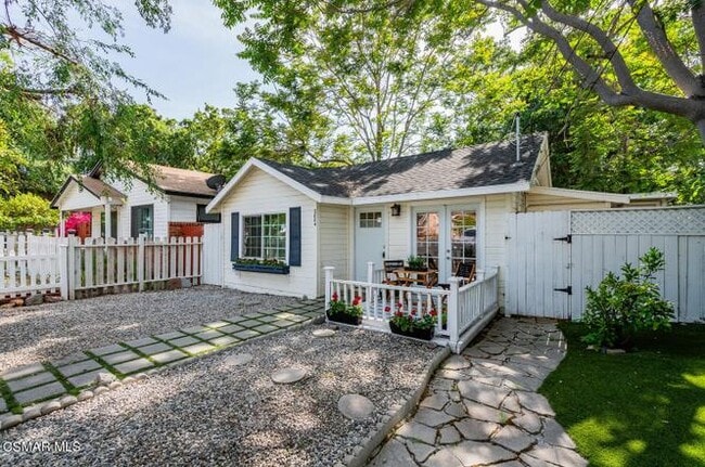 Photo - 2884 Crescent Way