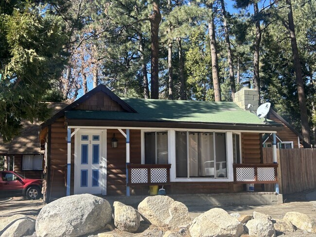 Building Photo - 2bd/ 1 Ba Single-Level Cabin Rental