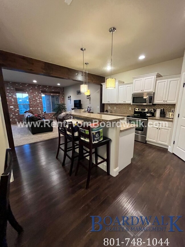 Building Photo - Spectacular 3 bed 2.5 bath in Highland